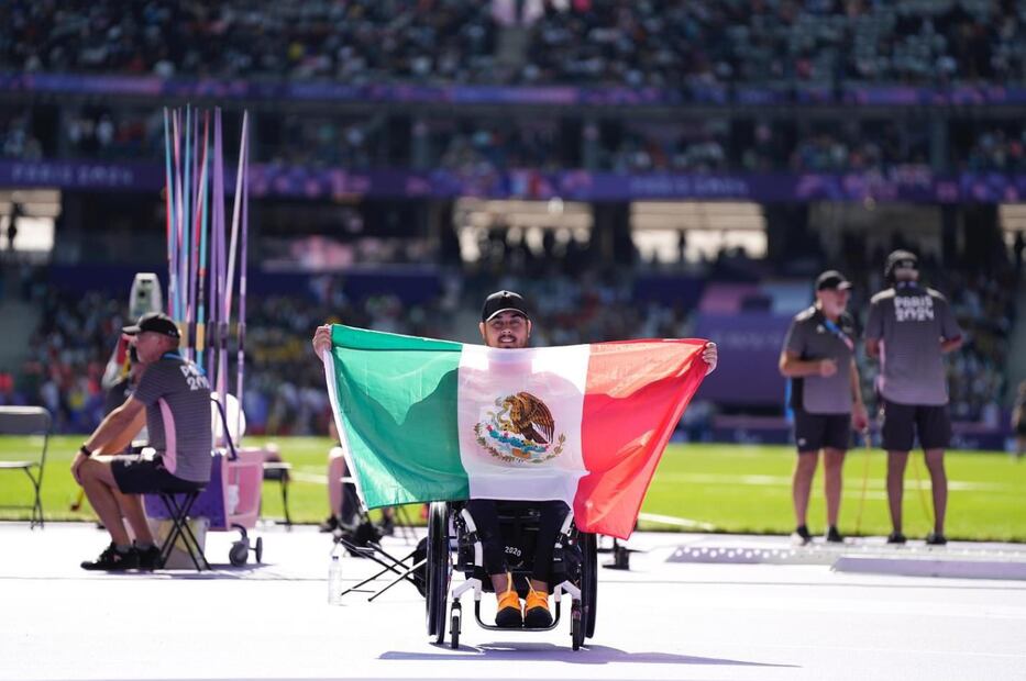 Édgar Fuentes presume con orgullo la bandera tricolor. FOTO: @COPAME