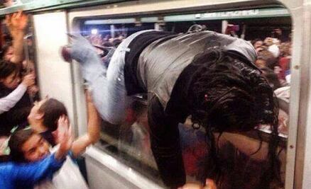 10 escenas surreales que retratan al Metro de la CDMX