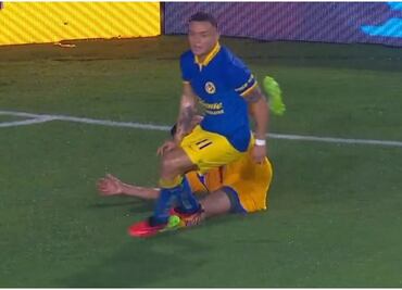 VIDEO: ¿Era roja? 'Cabecita' Rodríguez propina pisotón a Gignac