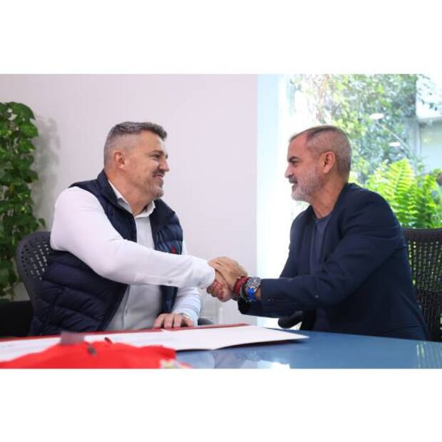 Carlos Martínez Castrejo, director del comité técnico deportivo de Chivas, le dio la bienvenida a Óscar García Junyent. Foto: Chivas