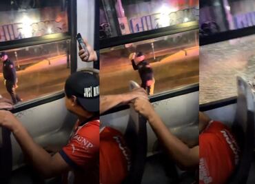 Policía actúa como delincuente y ataca a camión de fanáticos de Chivas con una roca
