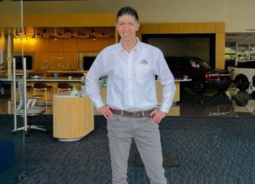 Pikolín Palacios presume su nuevo oficio como vendedor de autos y un jugador de Chivas es su primer cliente