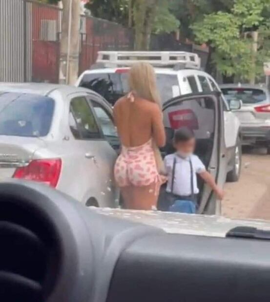Critican a modelo fitness por vestir ropa “inapropiada” en escuela de su hijo