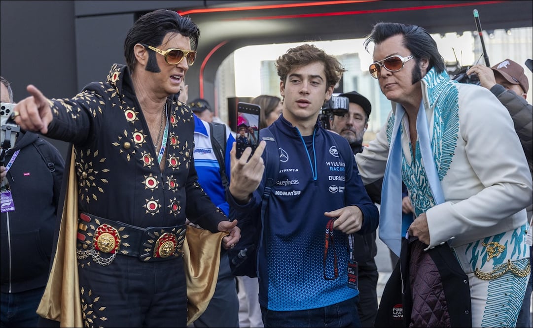 El piloto argentino Franco Colapinto, de Williams Racing, se toma una selfie con unos imitadores de Elvis Presley, en Las Vegas. FOTO: EFE