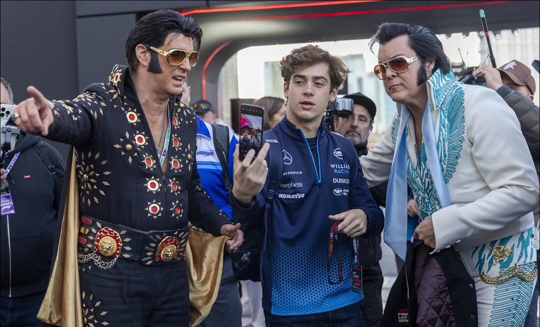 El piloto argentino Franco Colapinto, de Williams Racing, se toma una selfie con unos imitadores de Elvis Presley, en Las Vegas. FOTO: EFE