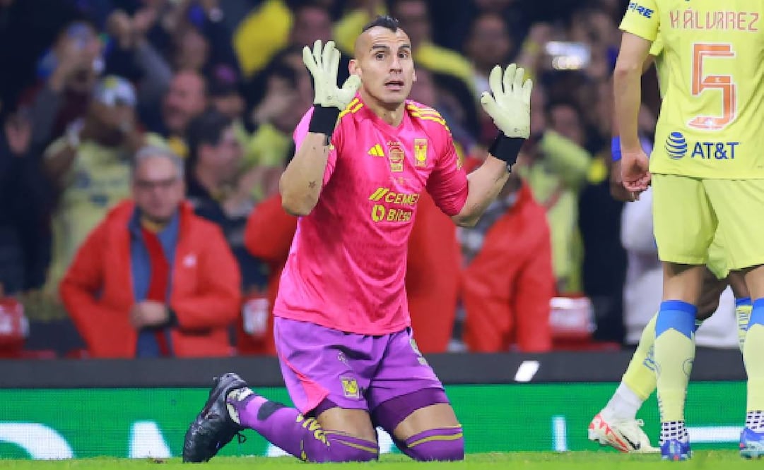 Nahuel Guzmán recibió un fuerte castigo por usar un láser contra un rival en el Clásico Regio. Foto: Imago7
