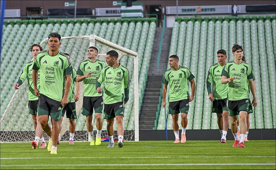 Jugadores de la Selección Mexicana durante un entrenamiento en el TSM Corona. FOTO: Imago7