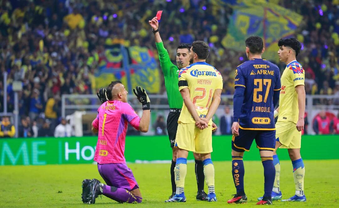 El Patón Guzmán vio la roja en la Gran Final por doble amarilla. Foto: Imago7