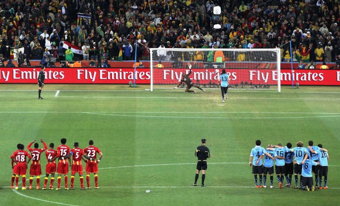 El Loco Abreu anotó el penalti definitivo ante Ghana a lo 'Panenka' y mandó a Uruguay a la Semifinal de Sudáfrica 2010. Foto: FIFA.com