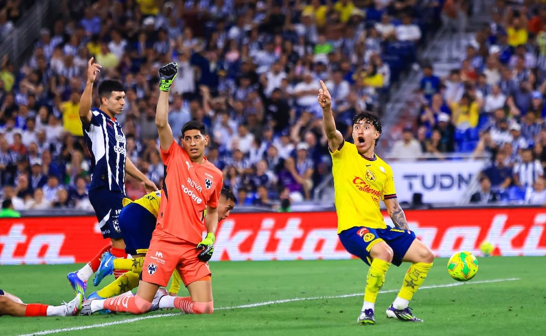 Zendejas se lamenta luego de que le anularon un gol al América contra Monterrey. Foto: Imago7