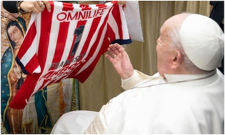 El día que la playera de Chivas le llegó al Papa Francisco 