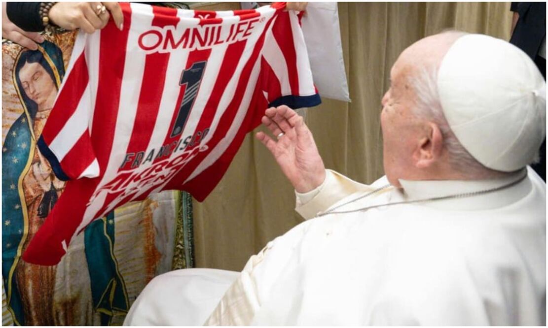 El Papa Francisco con la camiseta de Chivas Foto: @DesdeLaFeMx