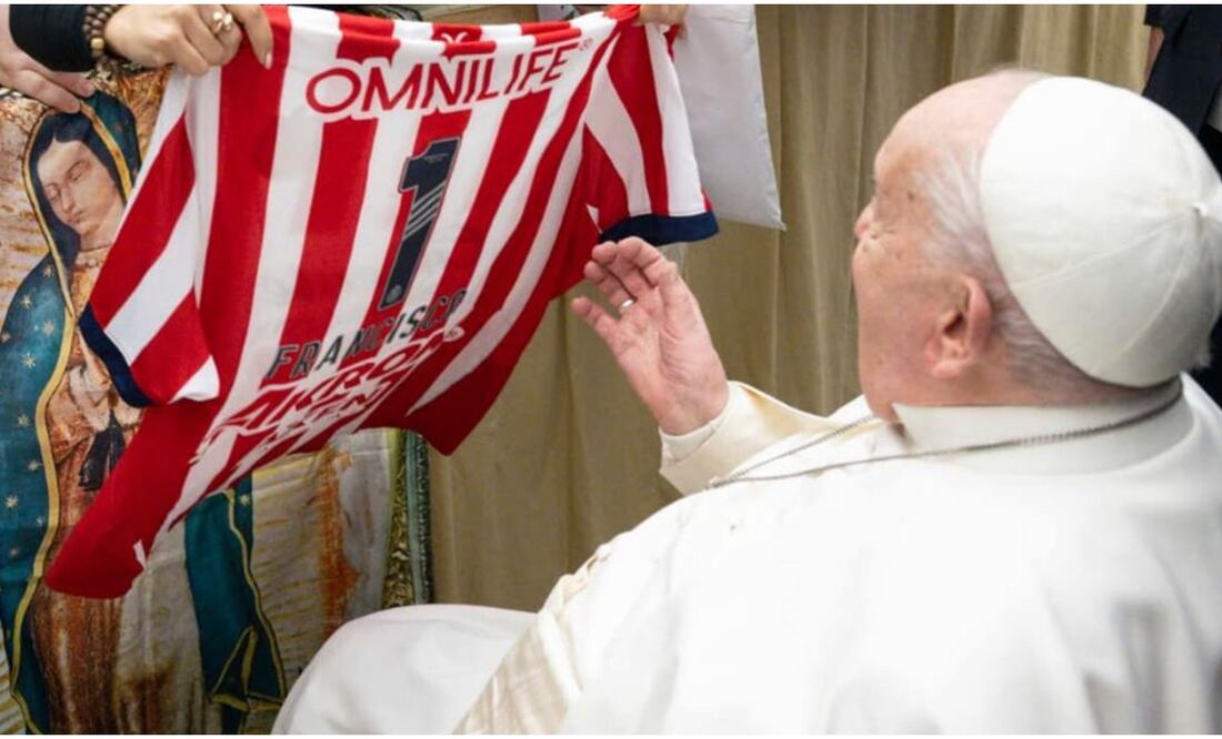 El Papa Francisco con la camiseta de Chivas Foto: @DesdeLaFeMx