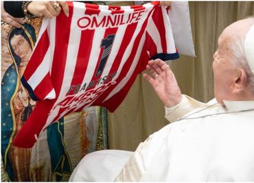 El día que la playera de Chivas le llegó al Papa Francisco