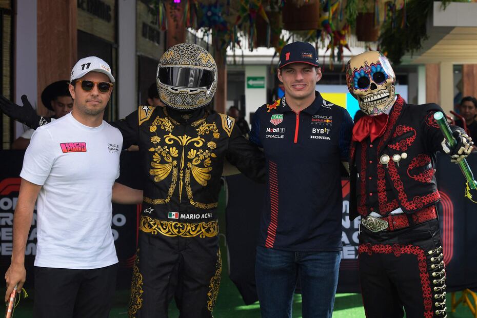 Checo Pérez y Max Verstappen posando, previo al Gran Premio de México - Foto: AFP