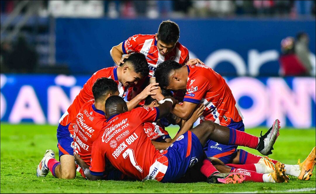 Jugadores del Atlético San Luis celebran uno de sus tres goles ante Santos. FOTO: Imago7