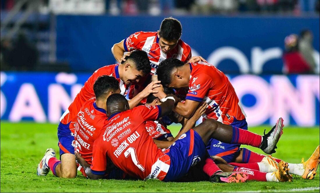 Jugadores del Atlético San Luis celebran uno de sus tres goles ante Santos. FOTO: Imago7