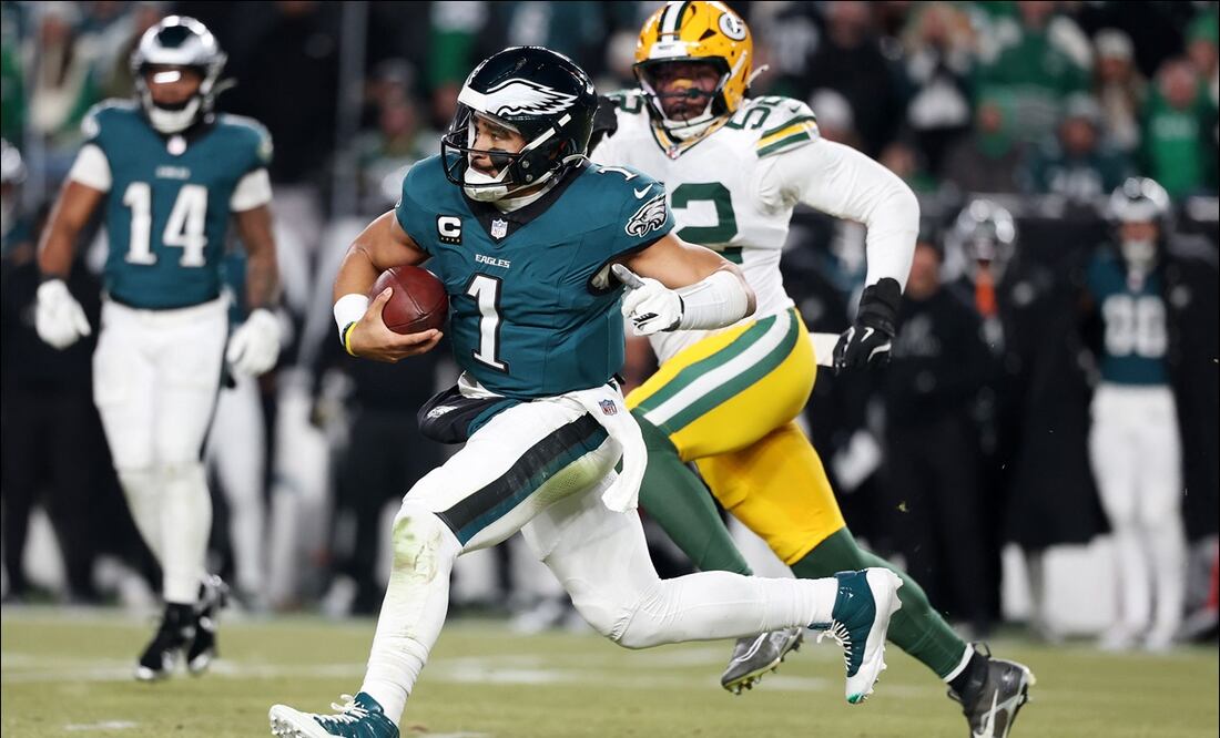 Jalen Hurts (1) de los Philadelphia Eagles corre con el balón en el segundo cuarto  contra los Green Bay Packers durante su duelo de Wild Card. FOTO: AFP