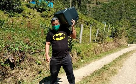 Profesor reparte TVs a estudiantes para que puedan tomar clases