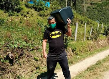 Profesor reparte TVs a estudiantes para que puedan tomar clases