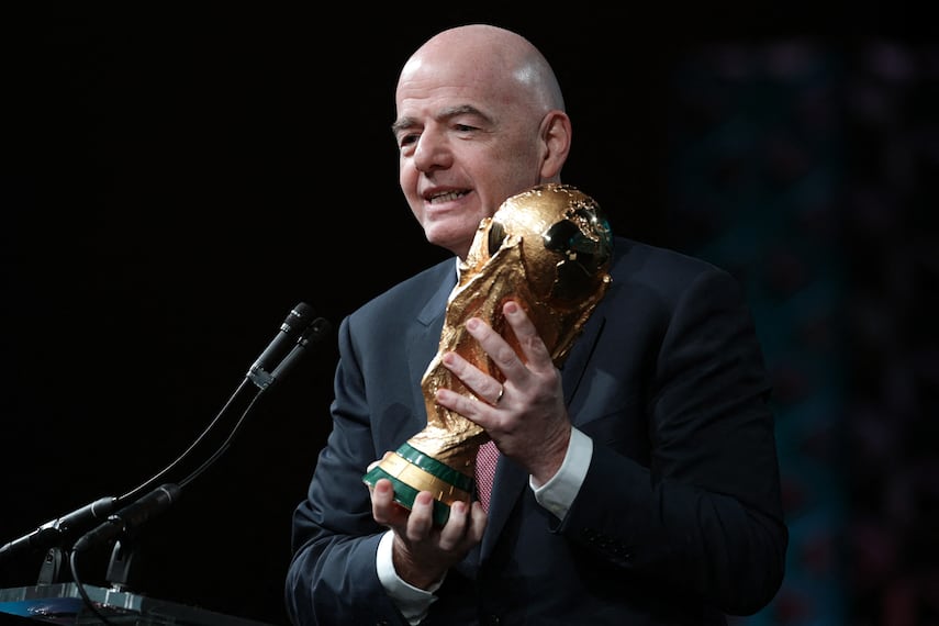 Gianni Infantino, presidente de la FIFA, sosteniendo el trofeo de la Copa del Mundo 2026 - Foto: AFP
