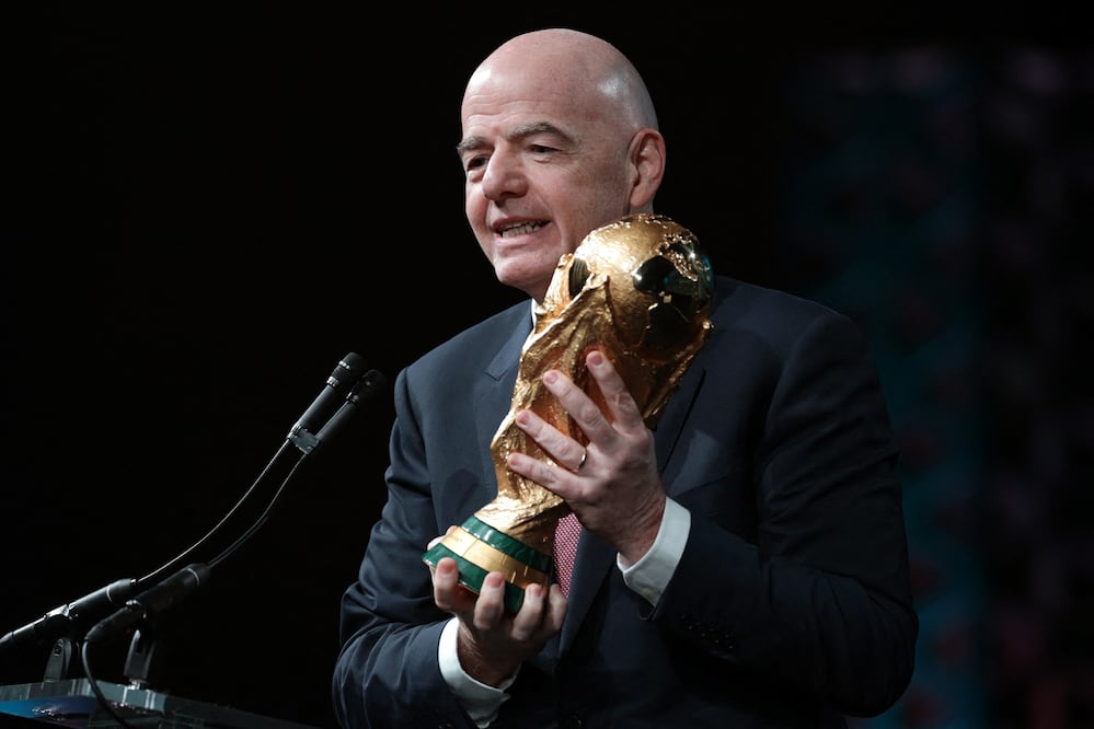 Gianni Infantino, presidente de la FIFA, sosteniendo el trofeo de la Copa del Mundo 2026 - Foto: AFP