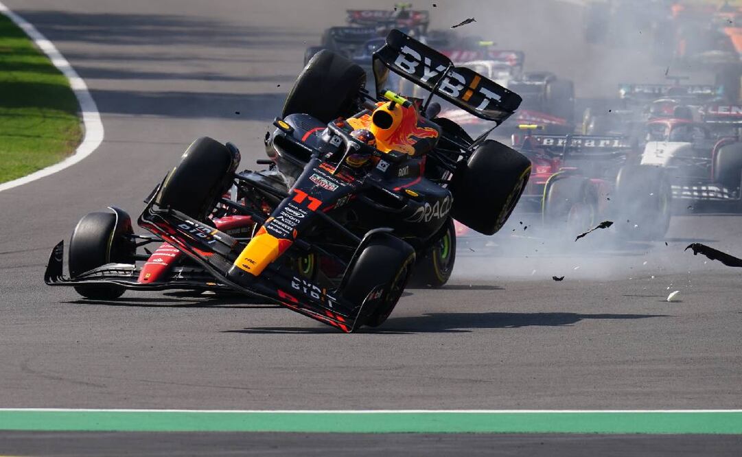 Checo Pérez quedó fuera del GP de México en 2023 en la primera curva. Foto: Imago7