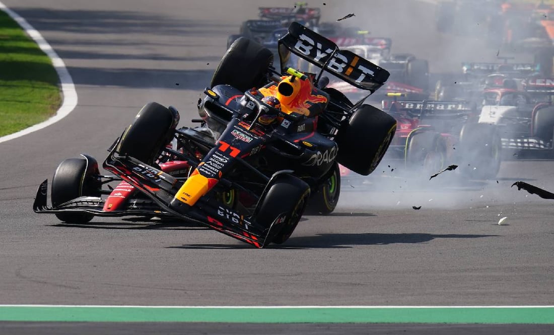 Checo Pérez quedó fuera del GP de México en 2023 en la primera curva. Foto: Imago7