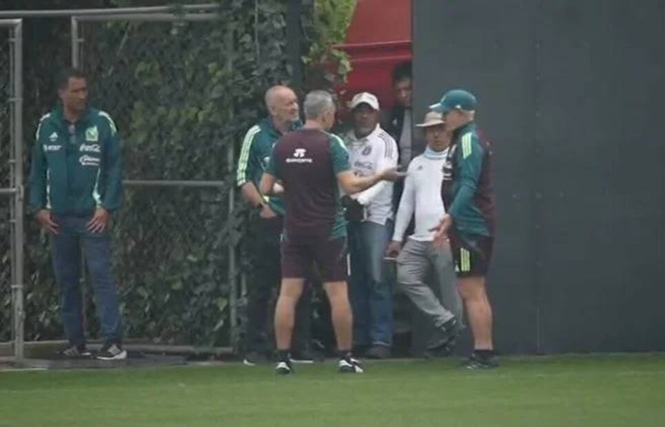 Javier Aguirre tuvo una charla con los jardineros luego de que se prendieron unos aspersores. Foto: Especial