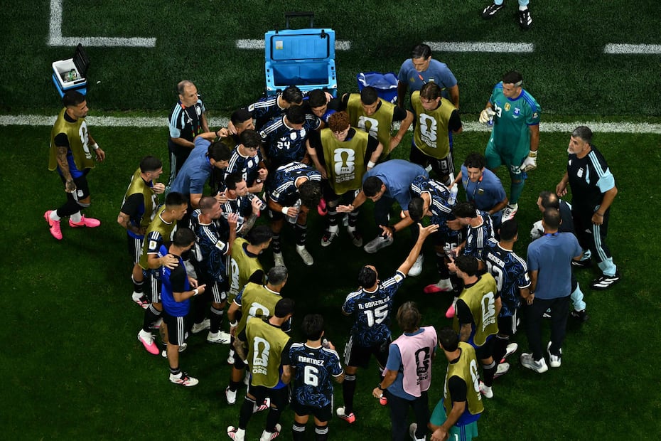 La Selección de Argentina escucha las órdenes de Lionel Scaloni, durante la semifinal del Mundial de 2026 ante Inglaterra - Foto: AFP