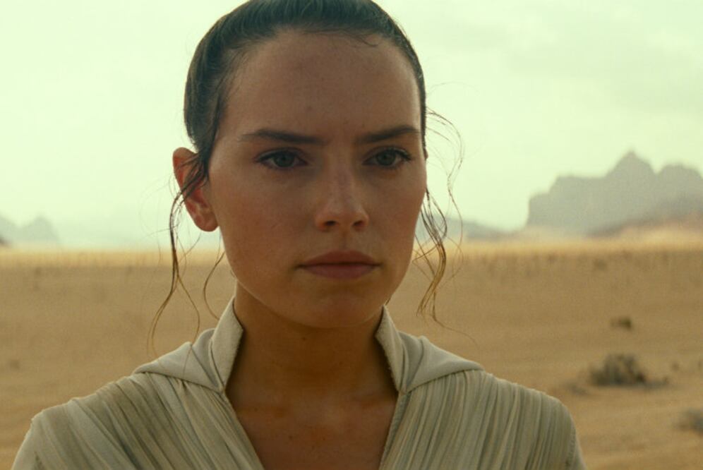 Rey se encuentra en un planeta desolado que nos recuerda a Jakku, su lugar de origen o Tatoonie, el sitio donde inició la historia de los Skywalkers. (Foto: Disney)