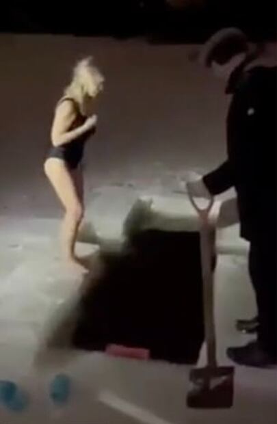 Video: Mujer muere ahogada al lanzarse a un río congelado en Rusia
