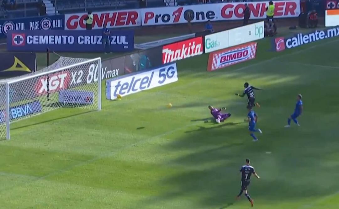 Diber Cambindo aprovechó un error en la zaga de Cruz Azul para poner el 1-1 de Necaxa. Foto: Especial