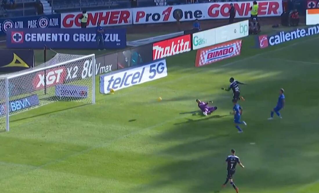 Diber Cambindo aprovechó un error en la zaga de Cruz Azul para poner el 1-1 de Necaxa. Foto: Especial