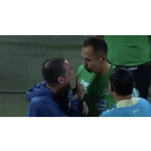 André Jardine le dijo de todo a Luis Enrique Santander antes de ser expulsado. Foto: Especial
