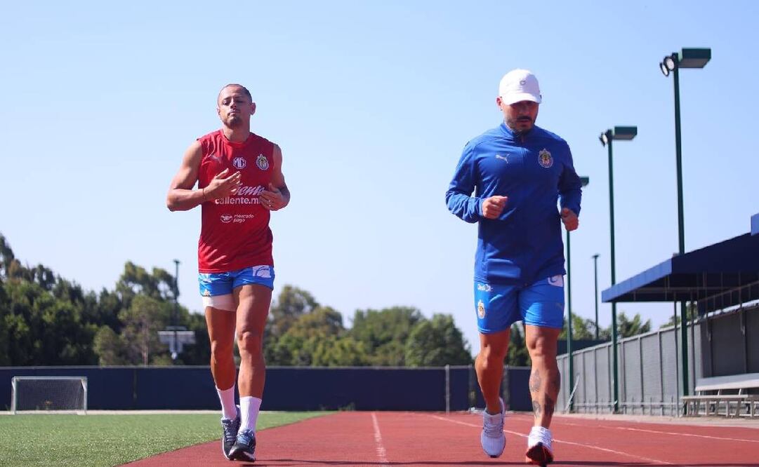 Chicharito Hernández sufrió un desgarro que lo tuvo sin actividad desde la Jornada 4 de la Liga MX. Foto: Chivas