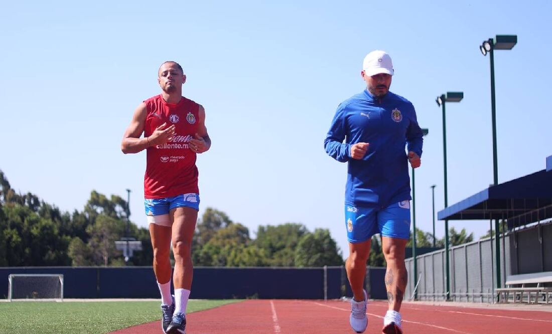 Chicharito Hernández sufrió un desgarro que lo tuvo sin actividad desde la Jornada 4 de la Liga MX. Foto: Chivas