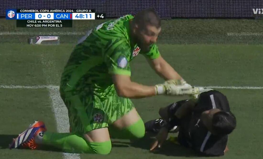 Humberto Panjoj, abanderado del Perú vs Canadá, sufrió un golpe de calor. Foto: Especial