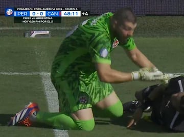 Abanderado del Perú vs Canadá sufrió un golpe de calor que le provocó desplomarse en la cancha