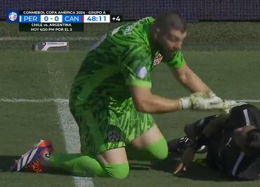 Abanderado del Perú vs Canadá sufrió un golpe de calor que le provocó desplomarse en la cancha