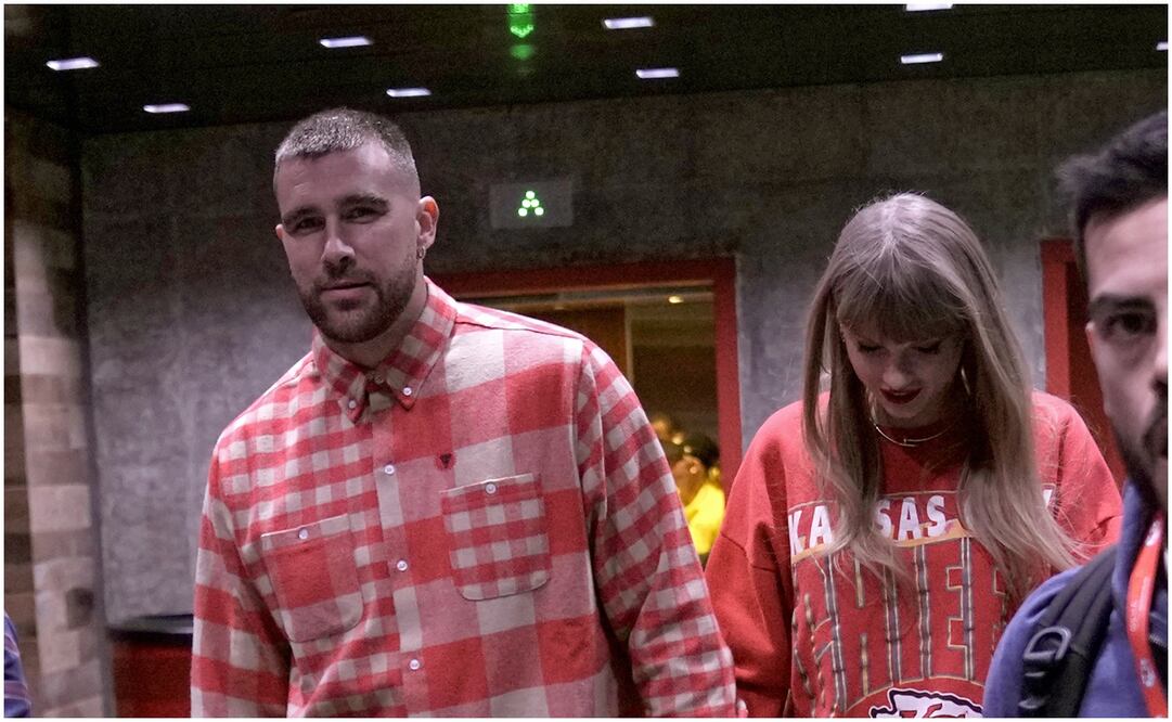 Travis Kelce y Taylor Swift saliendo de un partido de Kansas City / FOTO: AP