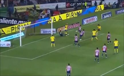 En una jugada fortuita, Ramón Juárez abre el marcador y pone adelante al América en el Clásico