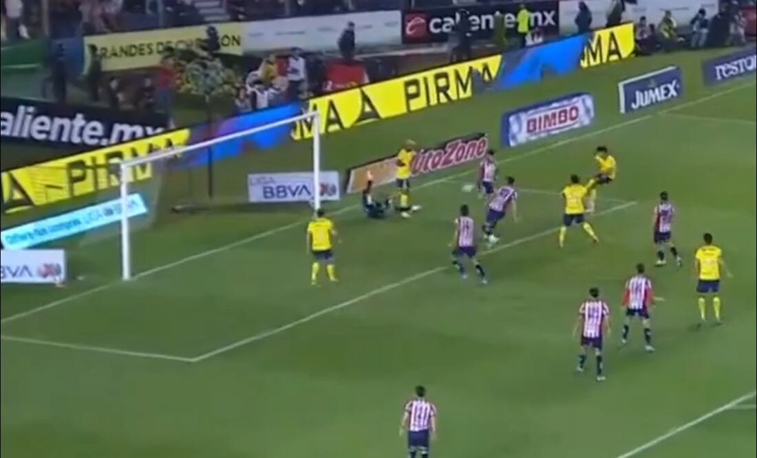 Un rebote quedó en los pies de Ramón Juárez, quien no perdonó. FOTO: Captura