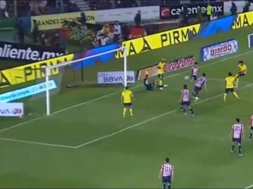 En una jugada fortuita, Ramón Juárez abre el marcador y pone adelante al América en el Clásico