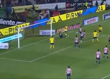 En una jugada fortuita, Ramón Juárez abre el marcador y pone adelante al América en el Clásico