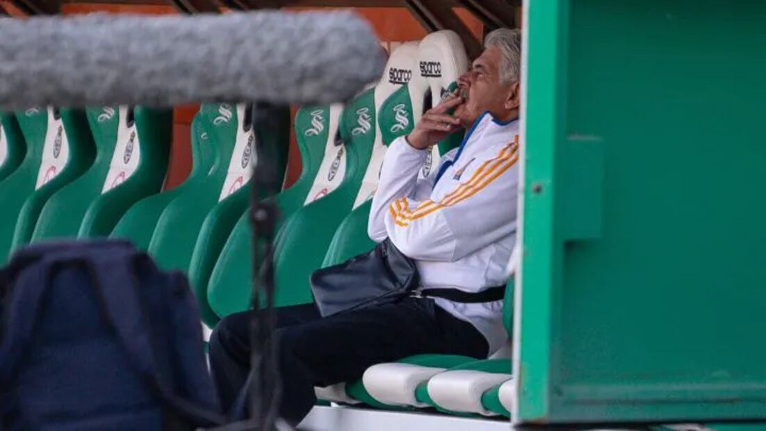 Ricardo Ferretti fue captado fumando en la banca del TSM | FOTO: Especial