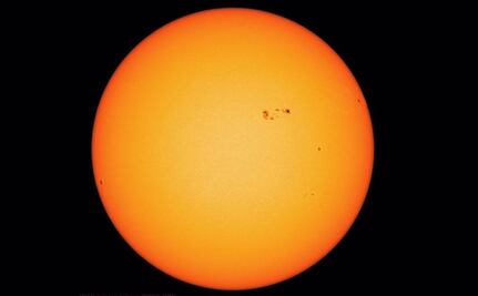 Mancha solar gigante podría expulsar llamaradas hacia la Tierra