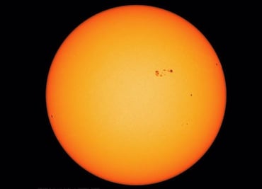Mancha solar gigante podría expulsar llamaradas hacia la Tierra