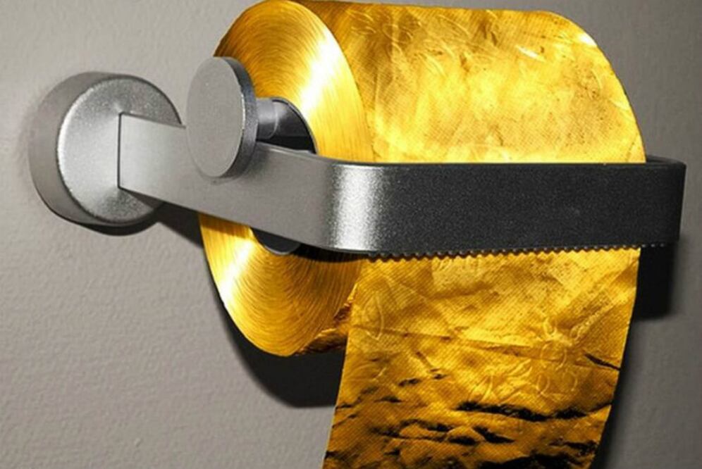 Aunque la compañía Paper Toilet Man sólo produjo uno de estos rollos cubierto de oro de 24 quilates, el producto se agotó de inmediato. El rollo incluía una botella de champaña. (Foto: Toilet paper man)