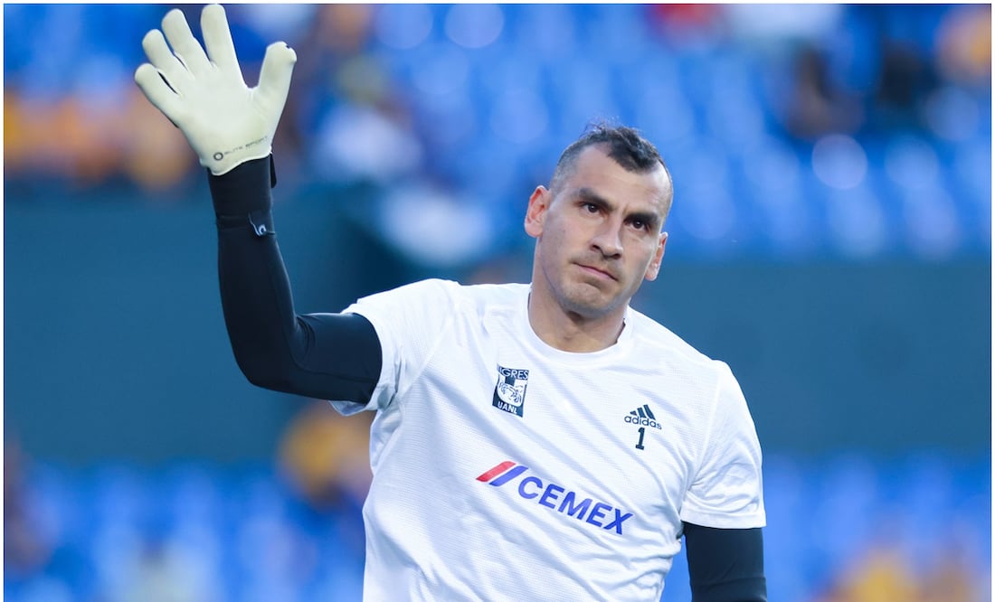 Nahuel Guzmán en el Estadio Universitario saludando a la gente / FOTO: Imago7